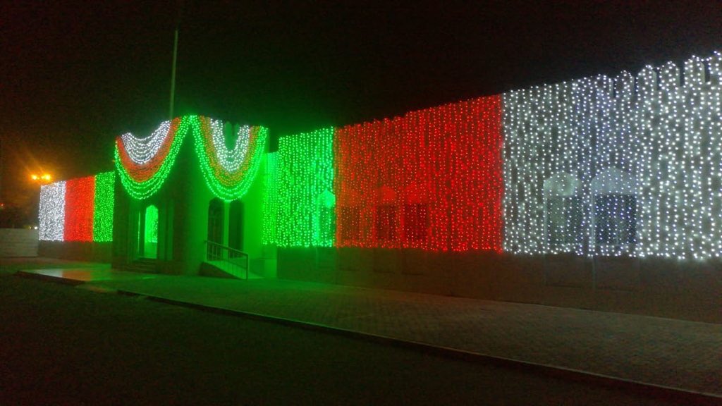 مبنى #بلدية_السويق يتزين بألوان العلم العماني ابتهاجاً بـ #العيد_الوطني_49_المجيد 🇴🇲

ماضون خلفك لا شقاق ولا فتن ♥️🇴🇲