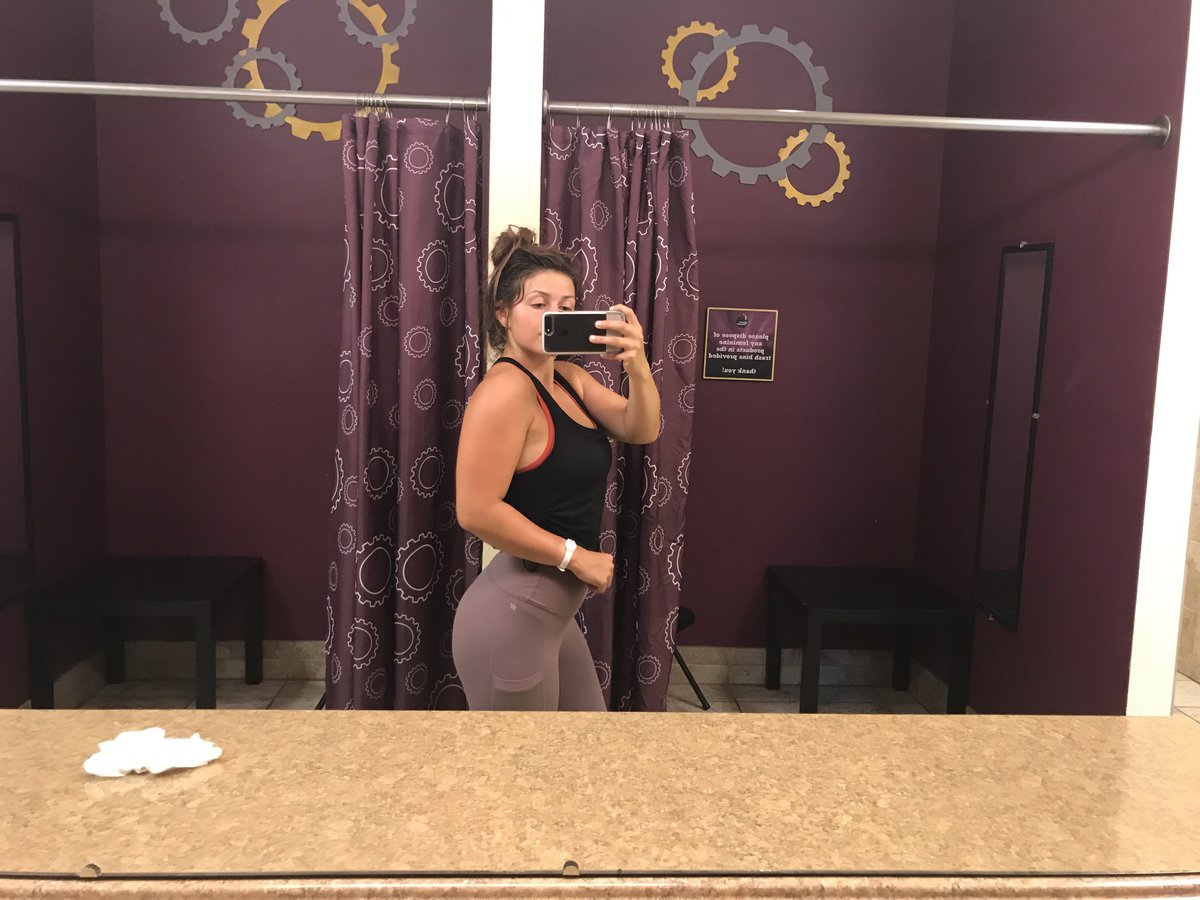 EmilyTimchak's tweet photo. omg i just found this photo from last winter break. one day before i found out i was pregnant!!! i want this body back ughhhhh https://t.co/RnTYa22lhC