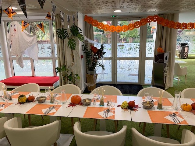 Retour sur notre repas à thème Halloween qui a eu un franc succès. 
Nous remercions les résidents pour ce moment convivial 🎃
