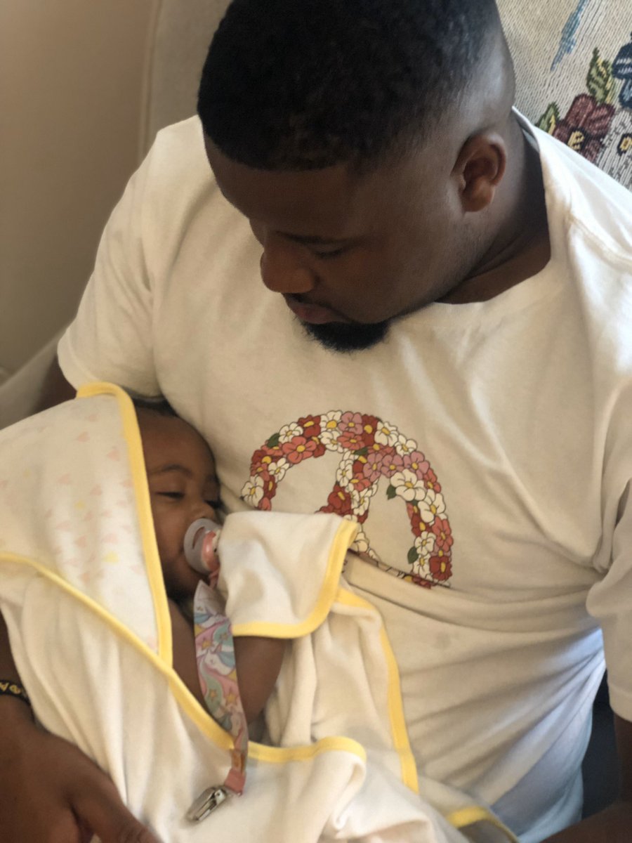 DrArthurDoctor's tweet photo. βBrown skin girl
Your skin just like pearls
The best thing in the world
Never trade you for anybody elseβ
#TwitterFam meet my beautiful niece. Iβm so blessed to be her uncle and godfather. #UncleDoc https://t.co/n9GEAcPgHf