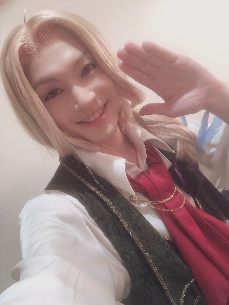 yu_icchi22's tweet photo. ヴィーノ、誕生日おめでとう！！
稽古場で祝ってもらってまだ一年か。
沢山の出会い、経験、巡り合わせを繋いでくれました。
出会えて良かった。
ヴィーノいつまでも幸せに。 https://t.co/uGVJTRMZCM