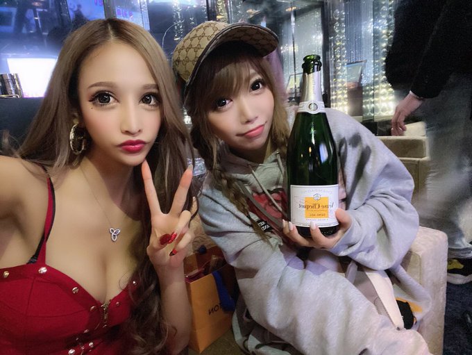 キャバクラって楽しいよね飲みに行っちゃうよね‥🤮in 歌舞伎町ディアレスト https://t.co/8f3zXXz31m<a href="/tag/%E7%AB%A5%E8%B2%9E%E3%82%92%E6%AE%BA%E3%81%99%E3%82%BB%E3%83%BC%E3%82%BF%E3%83%BC"class="tags"><span>#童貞を殺すセーター</span></a>