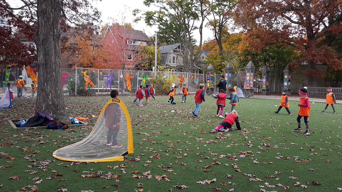 tdsb_Hillcrest's tweet photo. Thank you to North Toronto Soccer ⚽️ club for doing workshops here at Hillcrest. #GetActive #TFC #Teamwork  #SoMuchFun #MsLee #Tigers https://t.co/h70RnepDrM