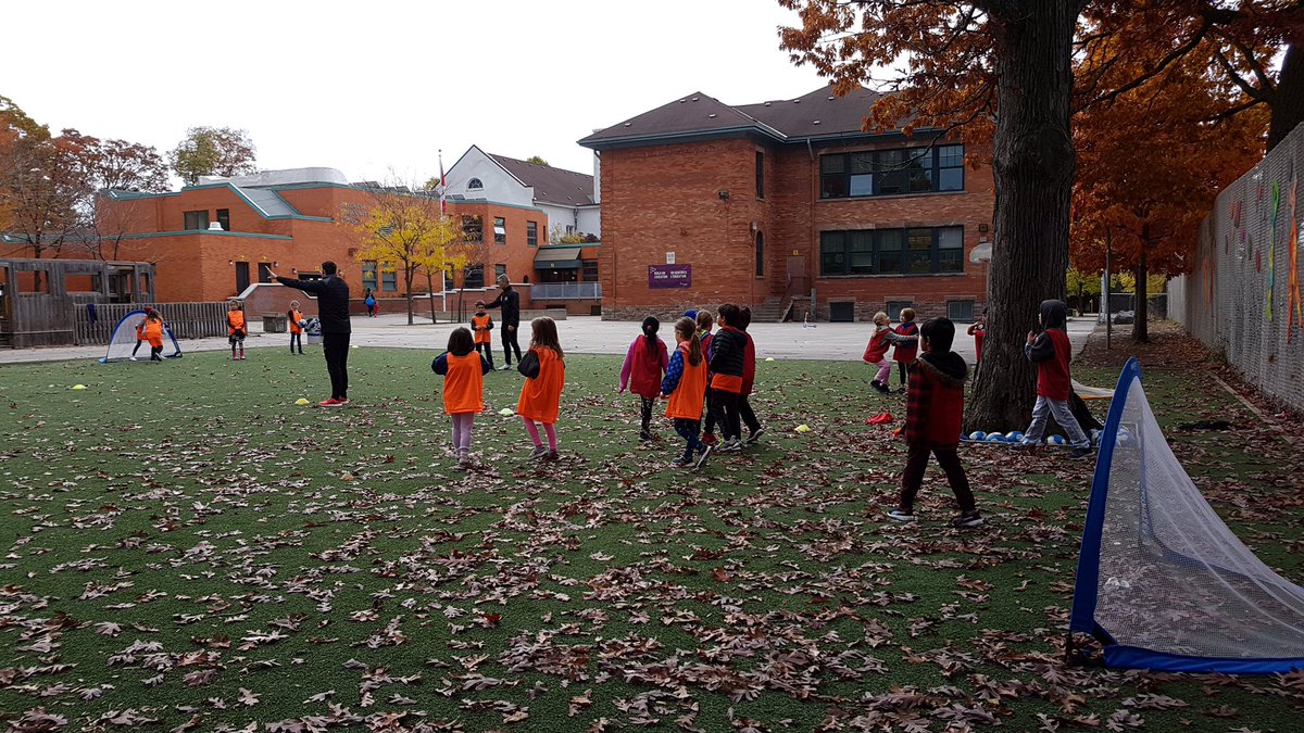 tdsb_Hillcrest's tweet photo. Thank you to North Toronto Soccer ⚽️ club for doing workshops here at Hillcrest. #GetActive #TFC #Teamwork  #SoMuchFun #MsLee #Tigers https://t.co/h70RnepDrM