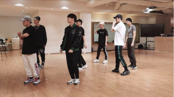 WORLDMUSICAWARD's tweet photo. #EXO shares Fun Practice Video before their comeback Album #Obsession drops on November 27!🔥🔥
@weareoneEXO
https://t.co/5EF6XKTZQg https://t.co/Tv0Yv5H6LT