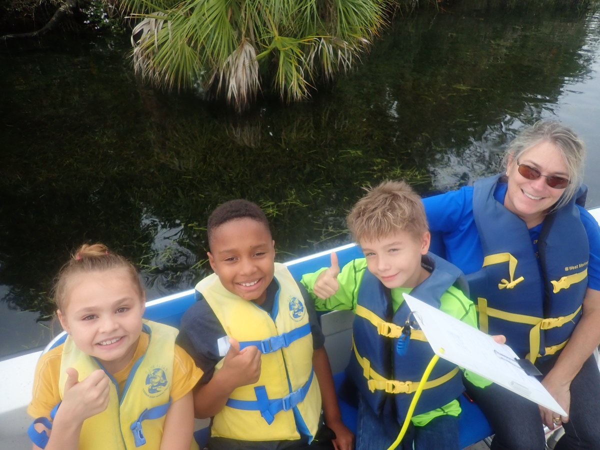 MSSCaptOlsen's tweet photo. @CRPSbearcubs conducting water quality monitoring in Kings Bay, Crystal River and observing the outstanding success of the @SaveCrystalRiv Eelgrass Restoration Project! @ScienceCitrus @CitrusSchools https://t.co/mmTkcYuka3