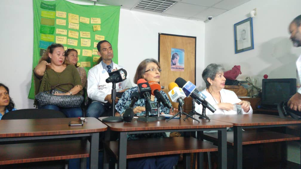 EfectoCocuyo's tweet photo. #Ahora Doctora Evelyn Niño, jefa del servicio de lactancia materna del JM: Atendemos a madres amamantando, embarazadas y a bebés en etapa de lactancia. Nuestro servicio funcionó en su sede hasta 2013. Por deficiencias nos removieron para remodelar. Nos han mudado 3 veces. #6Nov https://t.co/FT5rmdaYUk