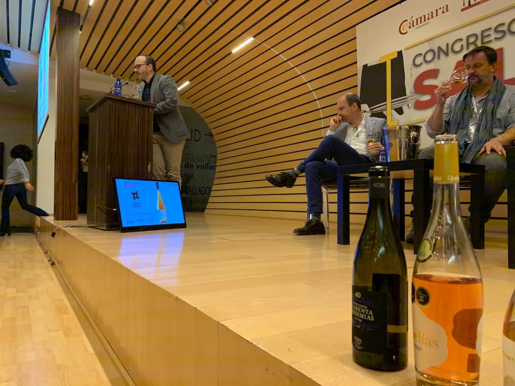 CuatroRayas's tweet photo. Finaliza el I Congreso Internacional de Sala con la cata de #CuatroRayas Cuarenta Vendimias Cuvée por los expertos de #MasterOfWine: #FernandoMoraMW, @AndreasKubach , @escoces_volante y @AlmuVino 
📍@congreso_sala en la @feriavalladolid patrocinado por #CuatroRayas https://t.co/1mjYYA24DF