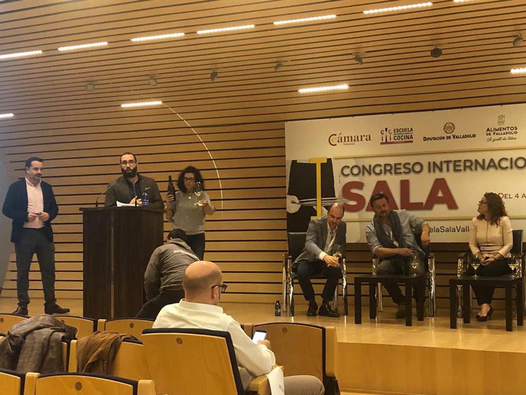 CuatroRayas's tweet photo. Finaliza el I Congreso Internacional de Sala con la cata de #CuatroRayas Cuarenta Vendimias Cuvée por los expertos de #MasterOfWine: #FernandoMoraMW, @AndreasKubach , @escoces_volante y @AlmuVino 
📍@congreso_sala en la @feriavalladolid patrocinado por #CuatroRayas https://t.co/1mjYYA24DF