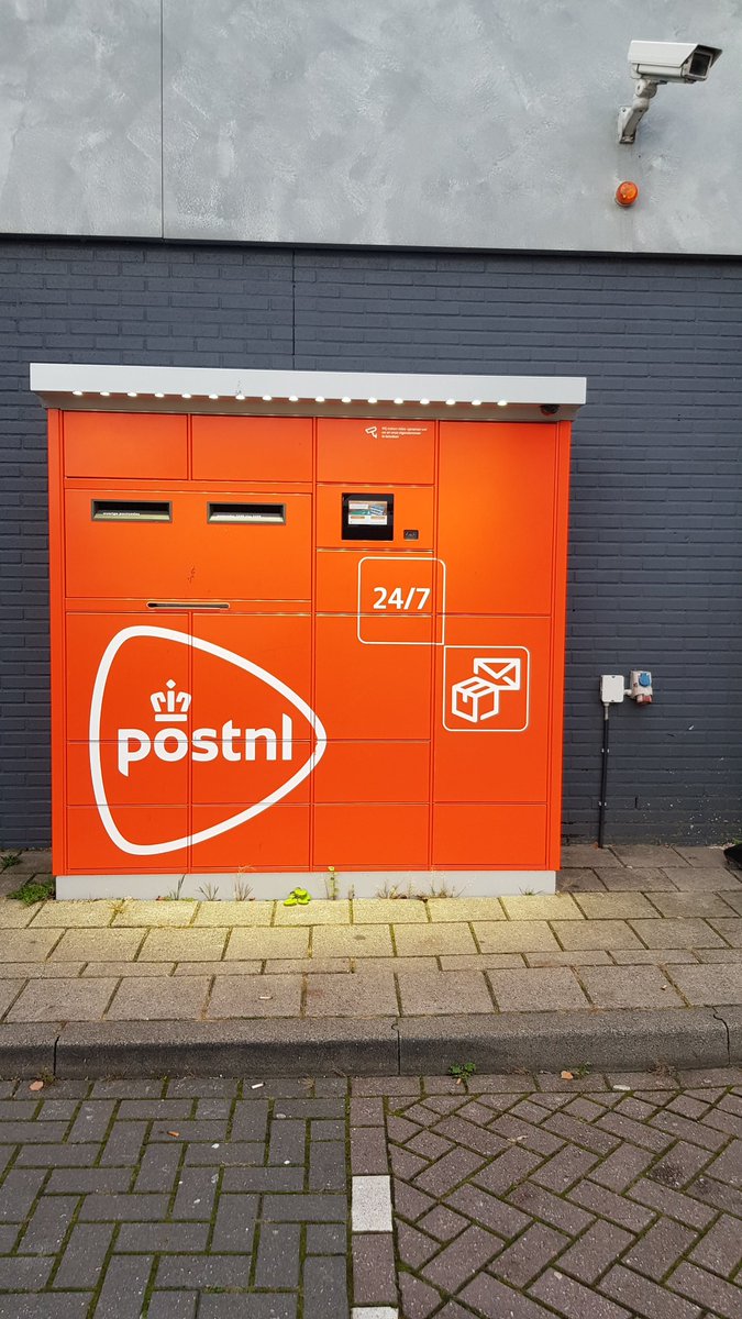 peter_tenwolde's tweet photo. Hoe briljant is dit! Pakketje versturen. Online label kopen, erop plakken, op weg naar bezoek broertje in dit apparaat stoppen waar ik toch langskwam. #SuperHandig @PostNL https://t.co/VGsoBqOa9X