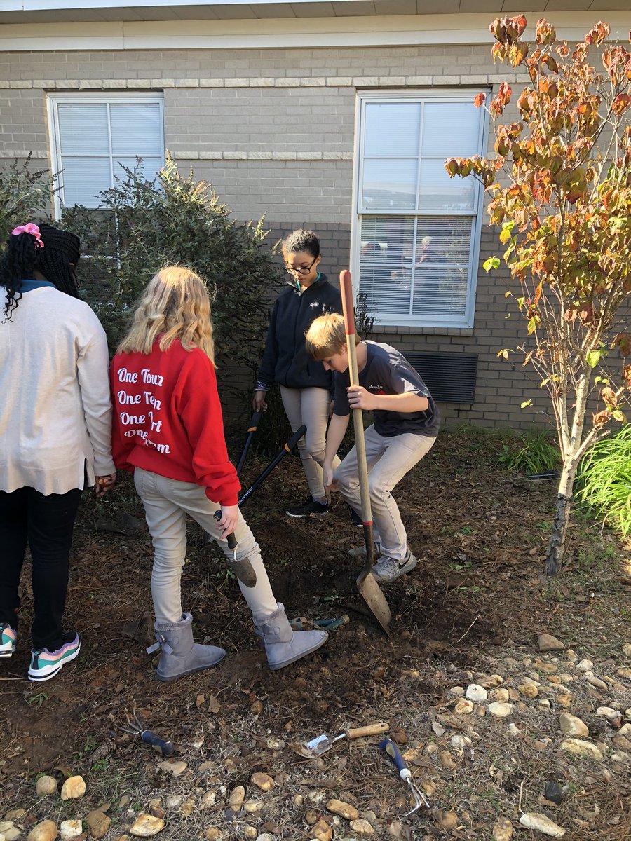 apressley2's tweet photo. MMS enrichment classes begin their ‘Journey North’ by planting tulips in the front courtyard.  Throughout the year they will track and gather data based on plant growth. @TCBOE @MunfordMiddleAL #empoweredMMS #JourneyNorth https://t.co/ys2fAgrg19