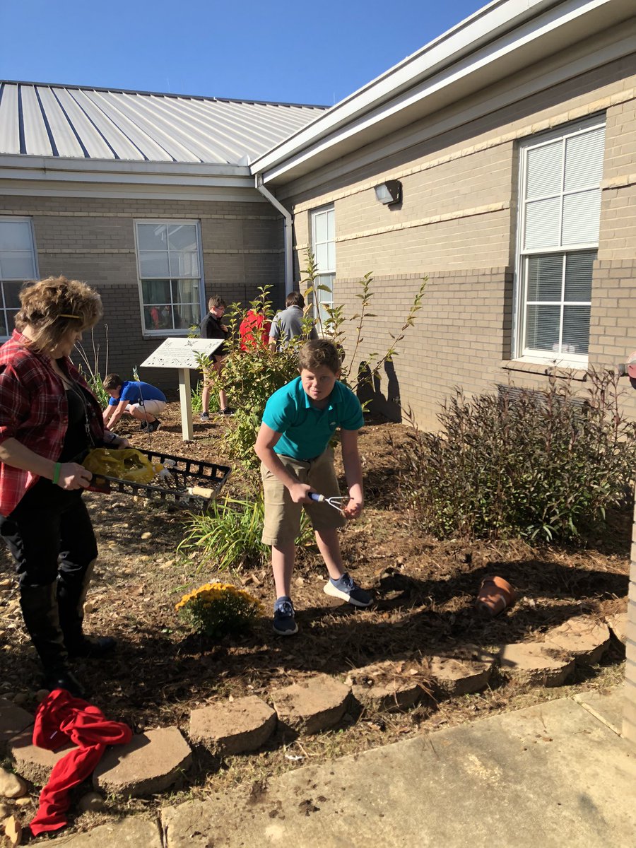 apressley2's tweet photo. MMS enrichment classes begin their ‘Journey North’ by planting tulips in the front courtyard.  Throughout the year they will track and gather data based on plant growth. @TCBOE @MunfordMiddleAL #empoweredMMS #JourneyNorth https://t.co/ys2fAgrg19