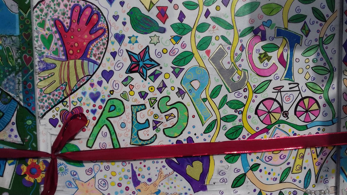 RootsPenrose's tweet photo. So happy we had the chance to get involved in the street art project in Luton 
@LittleRedCIC @RootsPenrose @twirlyx @sammie1774 @Emmylouster 
It was just such a great project and lovely after party to.
Arts for Wellbeing my passion 
Thanks for all your support https://t.co/x3SLRpTAMo