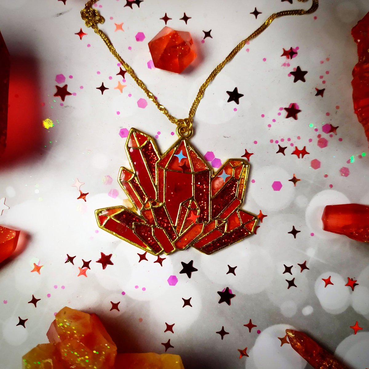 Geek_n_Rock's tweet photo. Voici ma participation au challenge créatif proposé par @ungrandmarche pour le mois de novembre !

Le thème proposé est "la vie en rouge" voici un collier cristal magique aux milles reflets à la fois inspirant, chaleureux, et énigmatique !
#ugmchallenge #challengecreatif #ugm https://t.co/MueKI5Vjaa