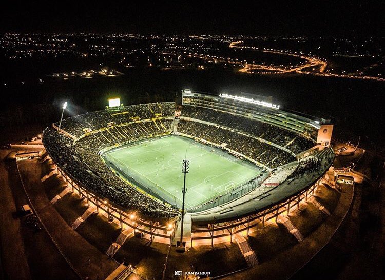 Maxiiscastillo's tweet photo. Todos juntos la banda y los jugadores 🖤💛🖤 https://t.co/VznGUi2WXW