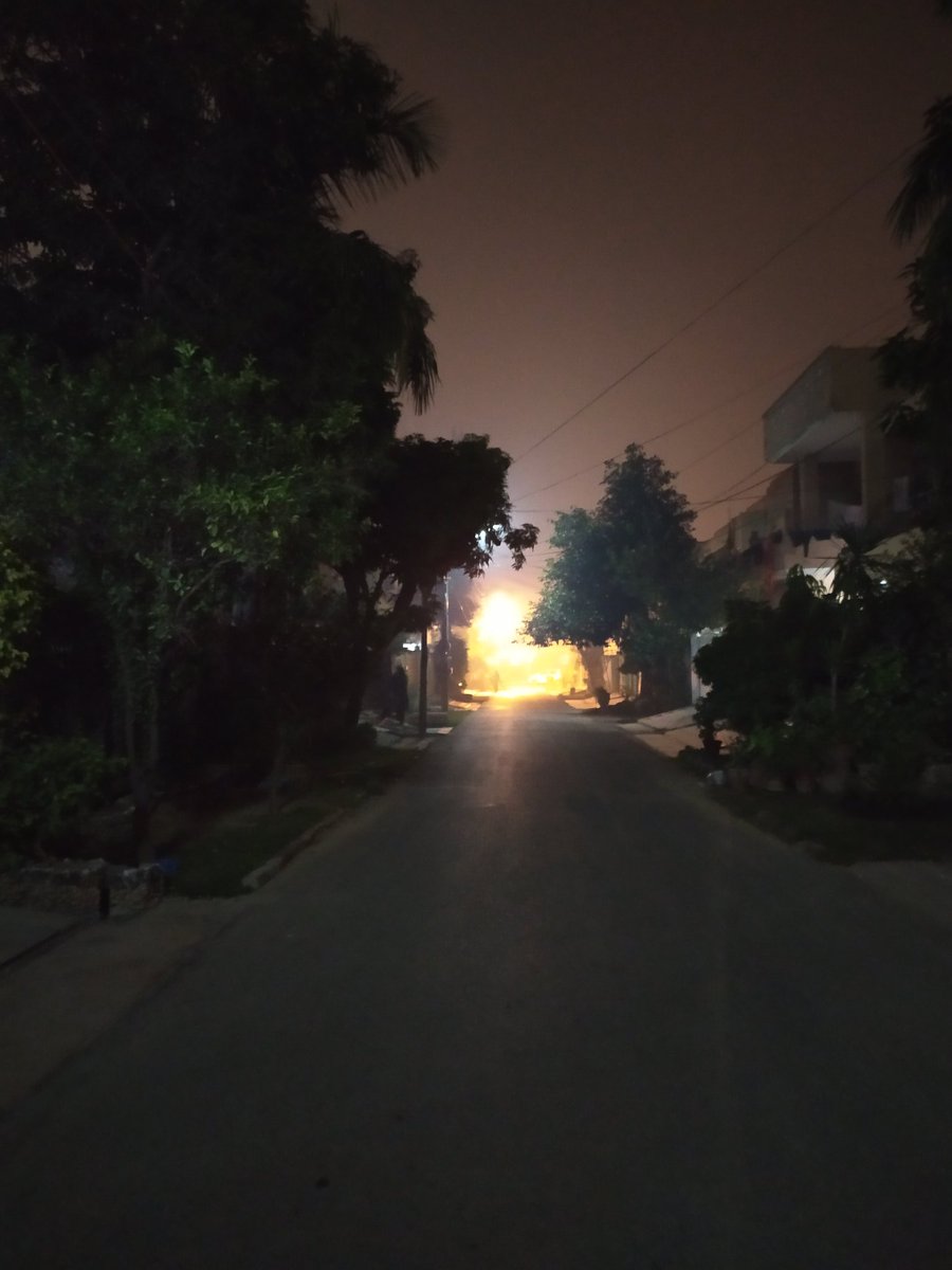 JavariaWaseem's tweet photo. Lahore today 😍 #SmogNotFog https://t.co/9Wpuu9DrMw