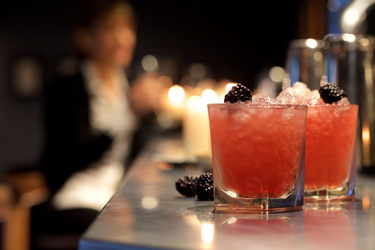 Join us for happy hour every weekday between 5pm-7pm 🍸🍹
Order one of our selected cocktails and get another absolutely free 🤩
#HappyHour #amarettosour #espressomartini #mojito #Bramble #peachbellini