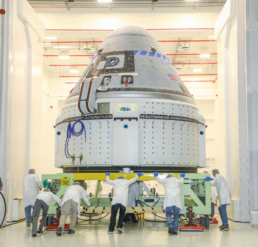SpaceflightNow's tweet photo. The stacking of a United Launch Alliance Atlas 5 rocket this week at Cape Canaveral signals the start of a busy six-week campaign to ready ULA’s trusty workhorse launcher for its debut in a new human-rated configuration in mid-December. FULL STORY: https://t.co/lvsglX8PCI https://t.co/WApDF6Jjpv