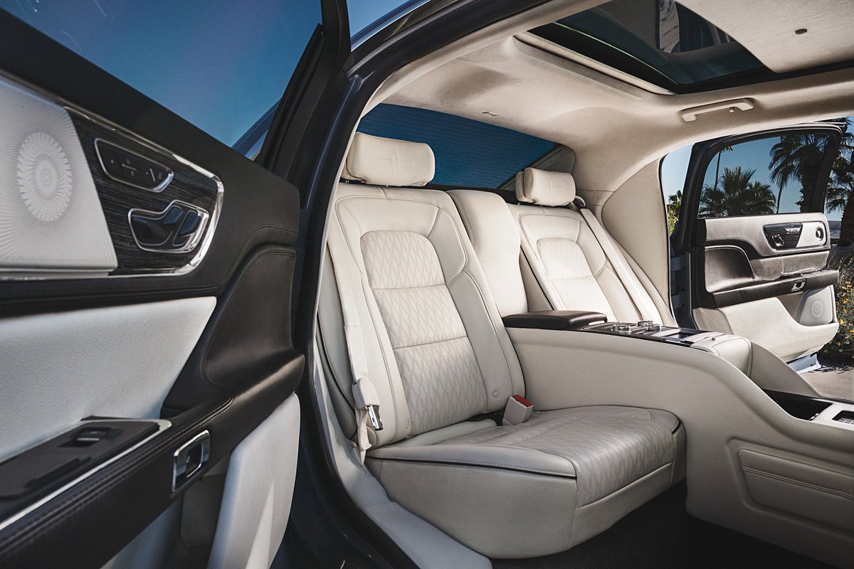 AlPackerLincoln's tweet photo. Slide in, why don't you? Order banks for the 2020 Continental Coach Door Edition* are now open, so you can stake a claim on one of your very own.
*Limited Availability
#LincolnContinental #LimitedEdition #CoachDoors https://t.co/1y9OdEsdha