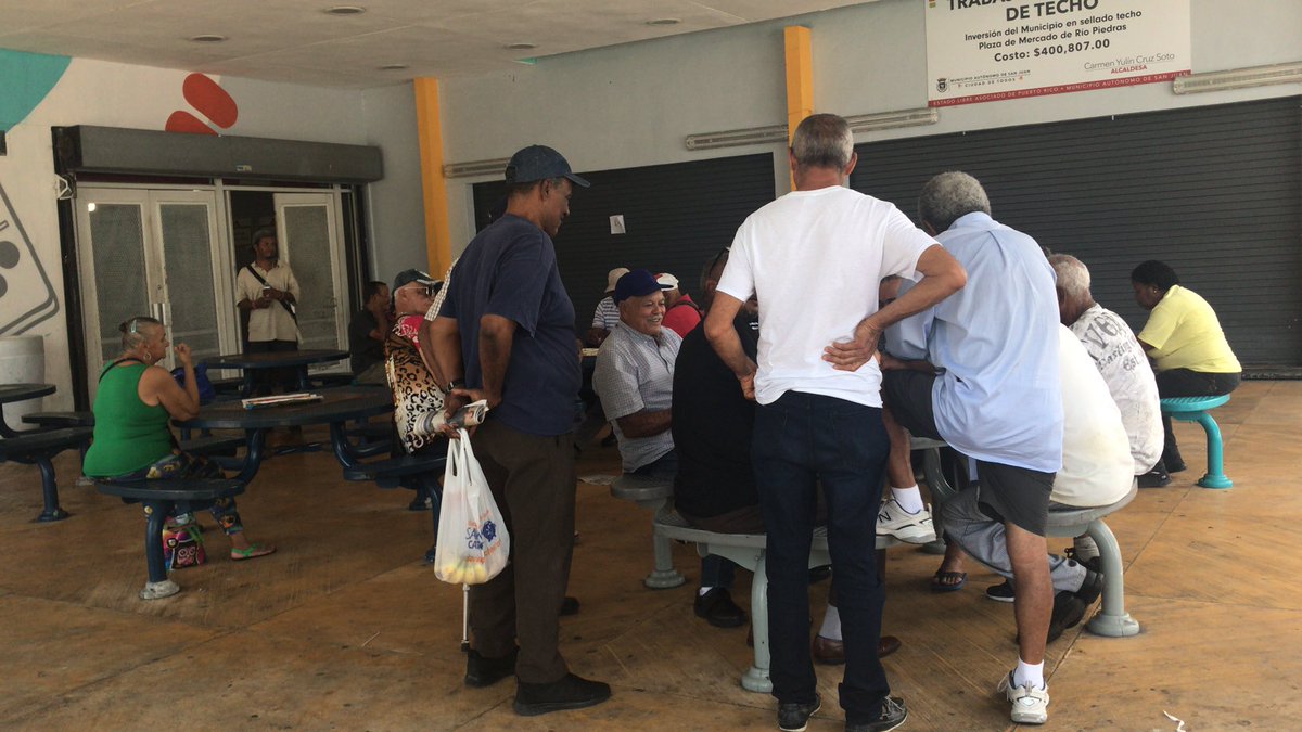 RafaEsteves616's tweet photo. Solamente porque el gobierno abandonó a Rio Piedras no quiere decir que sus vecinos no le dan vida. Aquí, viendo el CAPICÚ EN ACCIÓN. #nuestrosviejoslapasanbien #RioVive @VictoriaPorPR https://t.co/LDTSAazSm2