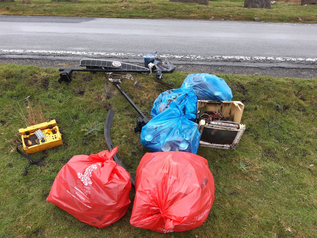 GMCommon's tweet photo. Another great effort by our volunteers this morning litter picking on the common. Waste was separated and will be recycled. We even managed to avoid the rain. #RespectTheCommon #volunteers #lovewhereyoulive @KWT_Merthyr @CaerphillyKWT @MerthyrCBC @CaerphillyCBC https://t.co/fDWXTGCjfC