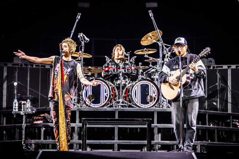 Billboard_JAPAN's tweet photo. エド・シーラン、ONE OK ROCKの横アリ公演にサプライズ登場「コンニチハ、エドちゃんデス」 https://t.co/z7bMtM28A5 https://t.co/9Hfs3HxWhl