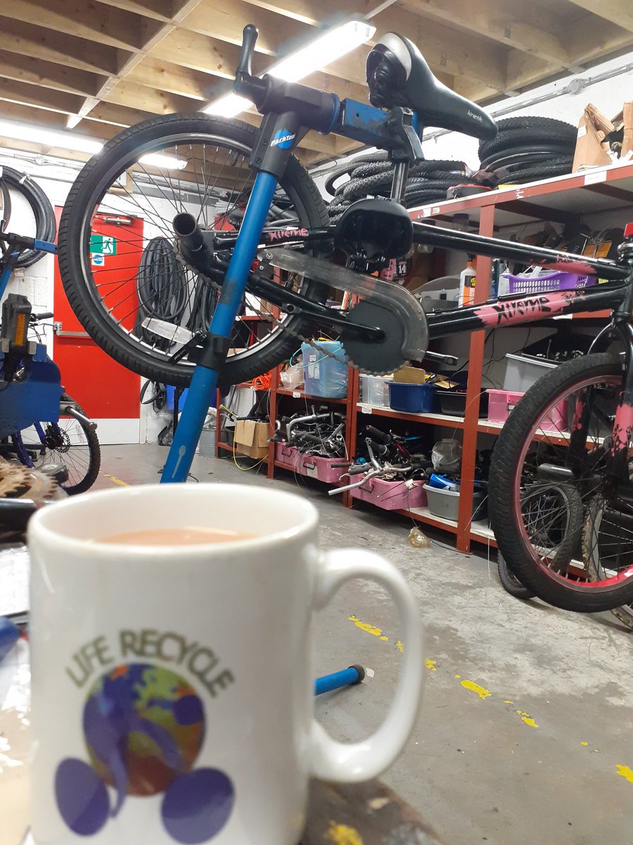 2wheeledworld's tweet photo. Back on the tools, first day volunteering at Life Recycle. Good to get back to good old fashioned bike mechaning whilst helping out some young people along the way #givesomethingback #bluetools @parktool #volunteering https://t.co/ca81VGpl6M