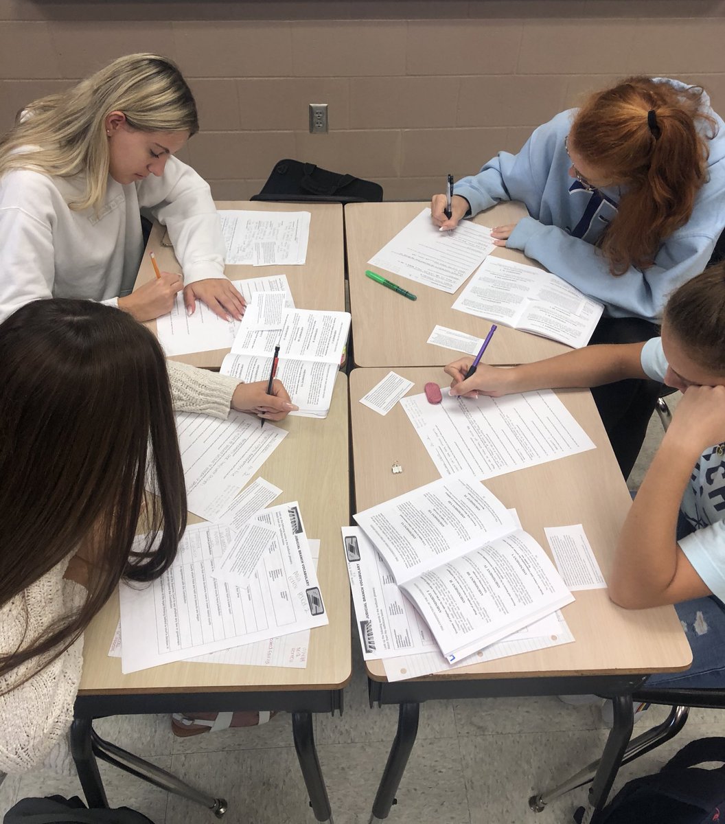 Dr_MHatfield's tweet photo. Applying Constitutional Amendments and our understanding of civil liberties to various scenarios as we learn about the Judicial Branch (SS.912.C.3.6) #collaboration #textdependent #highimpactinstruction @PascoSocStudies @SocStudiesPasco https://t.co/FOn2E2Y1lt