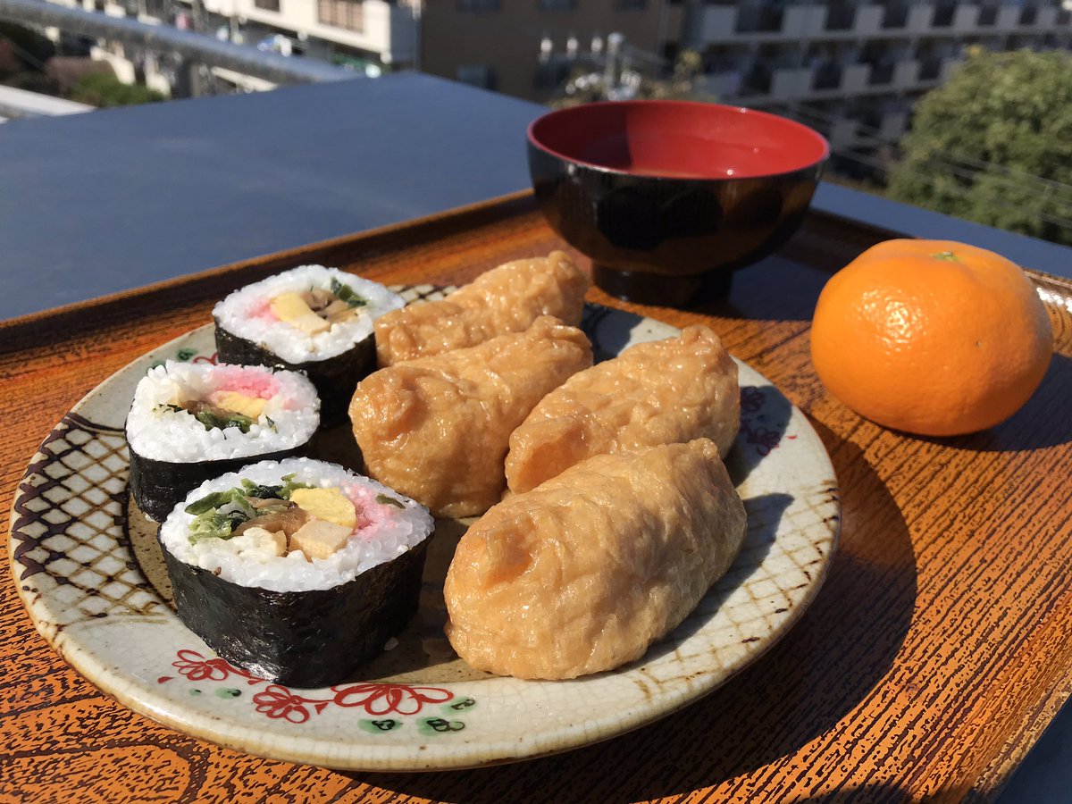 FAN_FUN_FROZEN's tweet photo. 本日の冷食ランチはなんと助六!
太巻も稲荷寿司も常温で食べるので自然解凍というイメージがありますが、電子レンジ専用。しかもラップはかけない。意外!
温め方が悪いのか、ほんのり温かい助六の出来上がり😅美味しかったので結果オーライ👌
#イトーヨーカドー #イーズアップ #easyup #冷凍食品 https://t.co/nrIDqLJwDZ