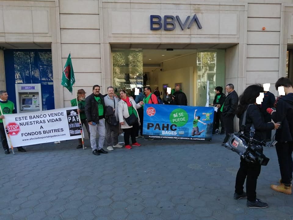 PAHCRipollet_Ce's tweet photo. Pues tras #ReventemosLasBurbujas seguimos ahora a por estos🦅🦅de #Divarian @blackstone #Cerverus #Anticipa con la complicidad del @bbva #BbvaVendeNuestrasVidas destrozando familias enteras especulando con nuestras necesidades básicas, tener un hogar digno y adecuado. https://t.co/XD0zdSmgh3