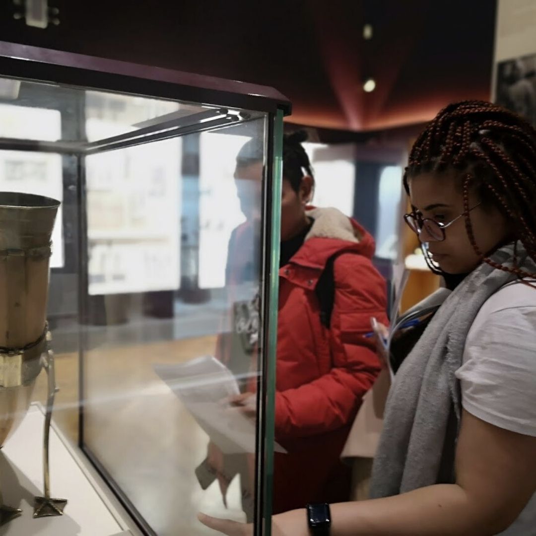 IBATDublin's tweet image. As part of our social programme, we recently took our #languagestudents to the Archaeology Museum in Dublin.

This is a great way for our students to learn about Ireland’s history while studying with us! We bet you can’t name a better English course in #Dublin 😏