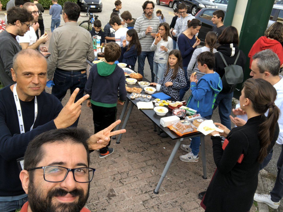 coderdojopd's tweet photo. E anche oggi una super merenda all’aria aperta per ricaricare le energie!!! #dojopics #becool 😛 😜 😝 https://t.co/tVLsR8FO0M