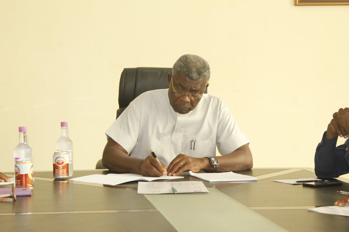 Imsuonline's tweet photo. National University Commission (NUC) Accreditation Team Gives Report for the Department of Fine and Applied Arts, Imo State University, Owerri.
.... Signs Exit Report.
#Education #ImoState #School #CleanImo https://t.co/PBwyaPAlQl