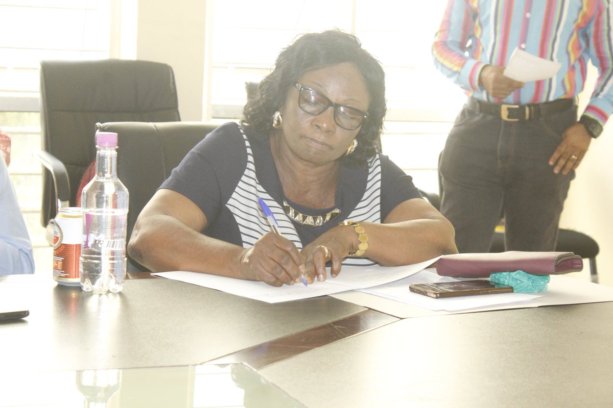 Imsuonline's tweet photo. National University Commission (NUC) Accreditation Team Gives Report for the Department of Fine and Applied Arts, Imo State University, Owerri.
.... Signs Exit Report.
#Education #ImoState #School #CleanImo https://t.co/PBwyaPAlQl