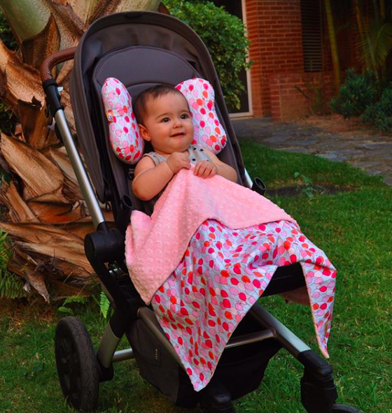 Un kit ideal para tú bebé: Las orejitas para sostener su delicada cabecita y una cobija que tiene las características necesarias para abrigarlos con la comodidad de no ser “aparatosa”.
Porque las madres buscamos lo mejor para nuestros hijos, productos con calidad y prácticos.