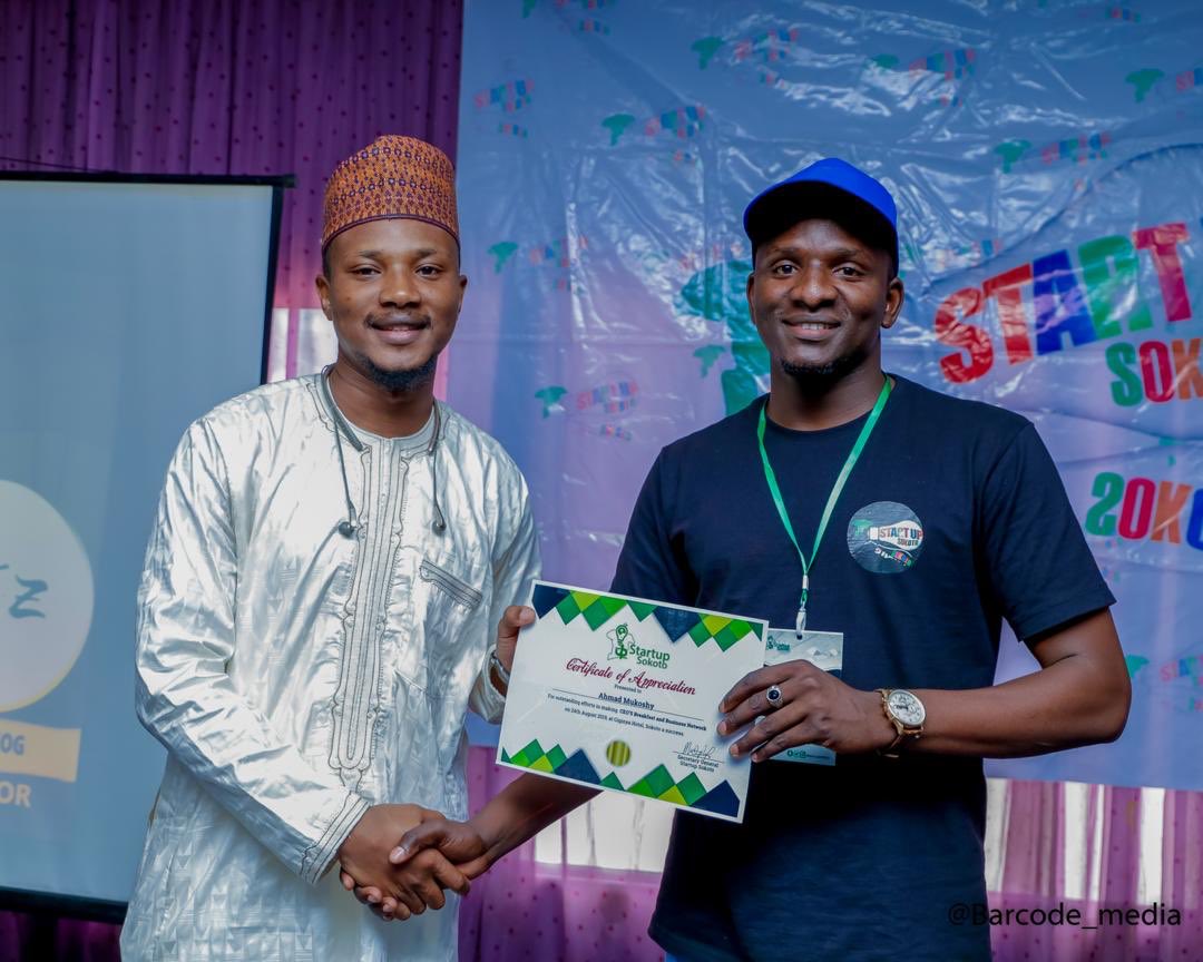 Startupsokoto's tweet photo. Founder @Abushattima presents a Certificate of Appreciation to @mukoshy at the CEOs Breakfast and Business Network 1st edition.
#Startupsokoto #ceosbreakfast https://t.co/DLXG25I8OW
