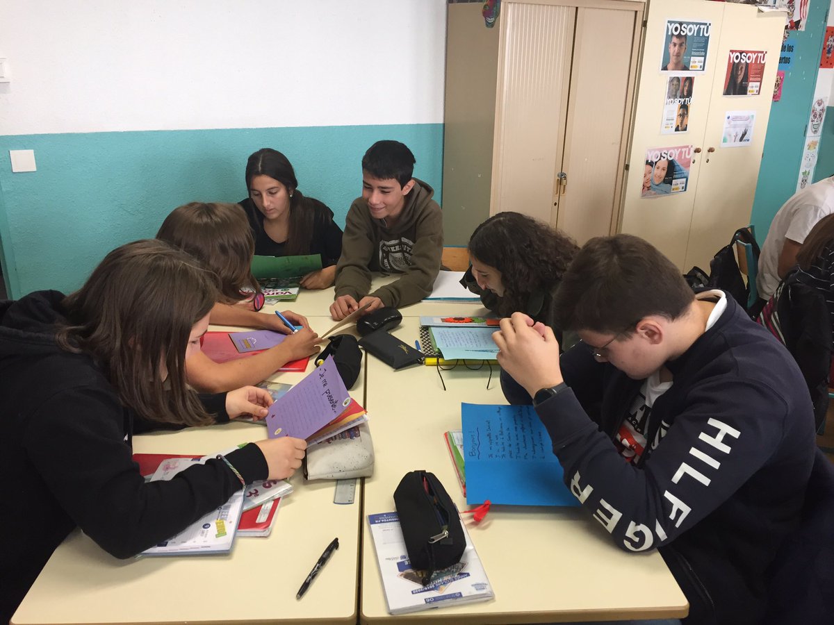 gemagapa's tweet photo. L@s alumn@s de 3*de ESO del @Clg_MatisseNice han recibido hoy con muchísima alegría y emoción las #cartas de  los #correspondientes  de  #SantaFe #Granada 🇪🇸 https://t.co/SDbyRqhj9b