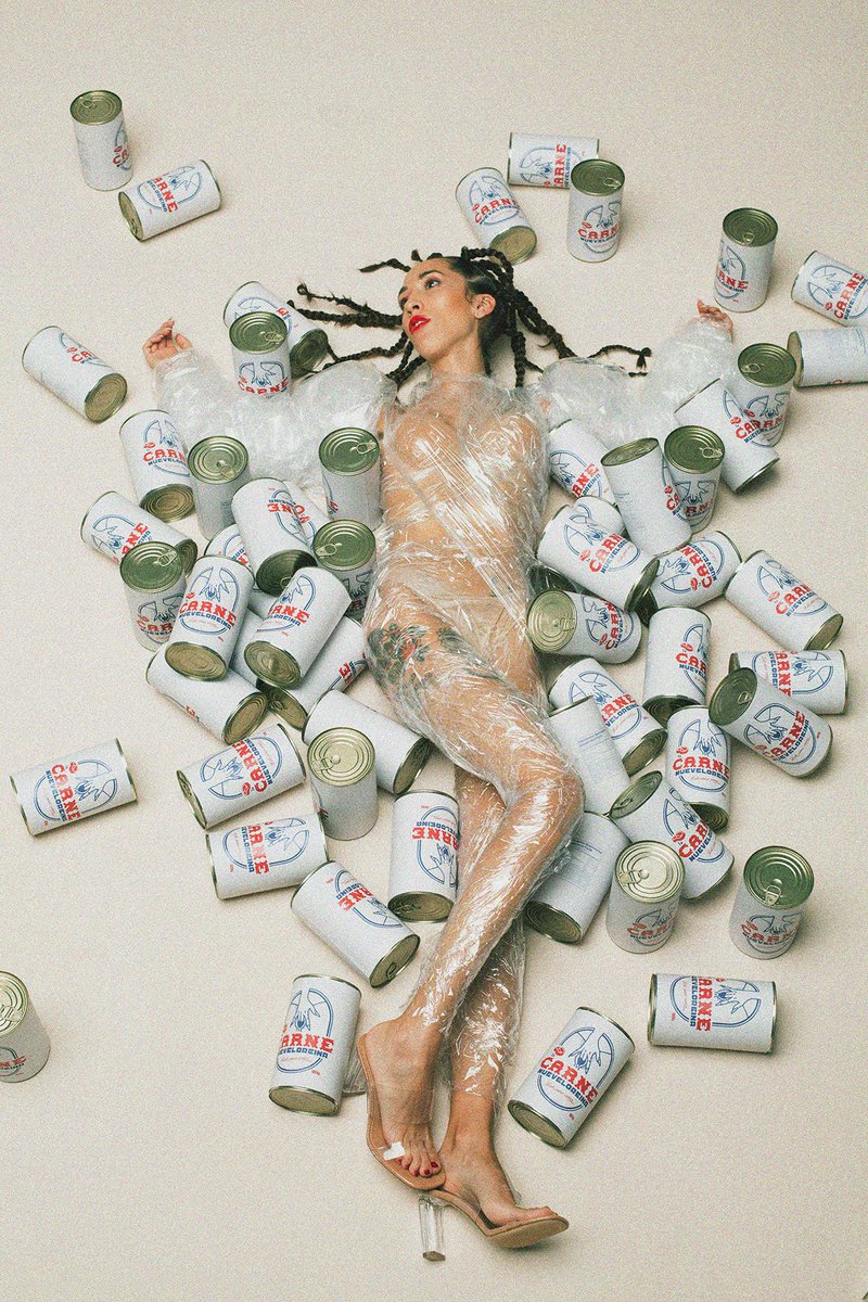 "CARNE" es el primer disco de <a href="/mueveloreina/">Mueveloreina</a> y en <a href="/VEINmagazine/">VEIN Magazine</a> lo celebran con este editorial fotografiado por Palma Llopis vein.es/mueveloreina-p…