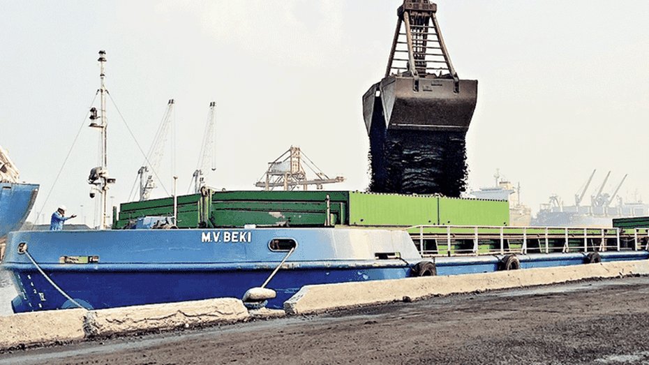 TerminalHaldia's tweet photo. Container cargo sets sail for Pandu

The Centre will start the first container movement on the Brahmaputra (National Waterway 2) on Monday to give a push to inland waterways

https://t.co/dEPM453s9i https://t.co/sDPnDJoE4W