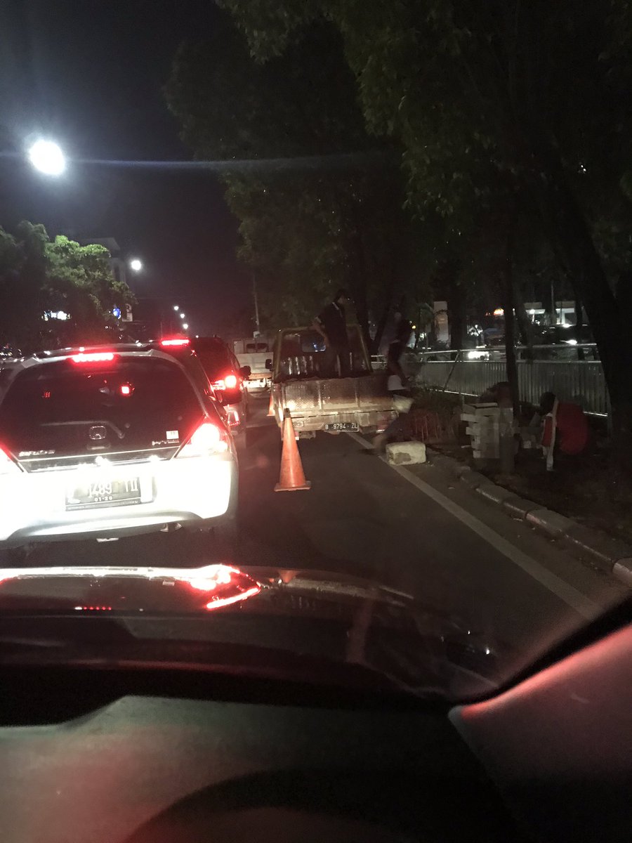 Tebet arah kp melayu ada pengerjaan pagar. Lajur kanan. Menimbulkan penyempitan. @mnctrijayafm <a href="/TMCPoldaMetro/">TMC Polda Metro Jaya</a>