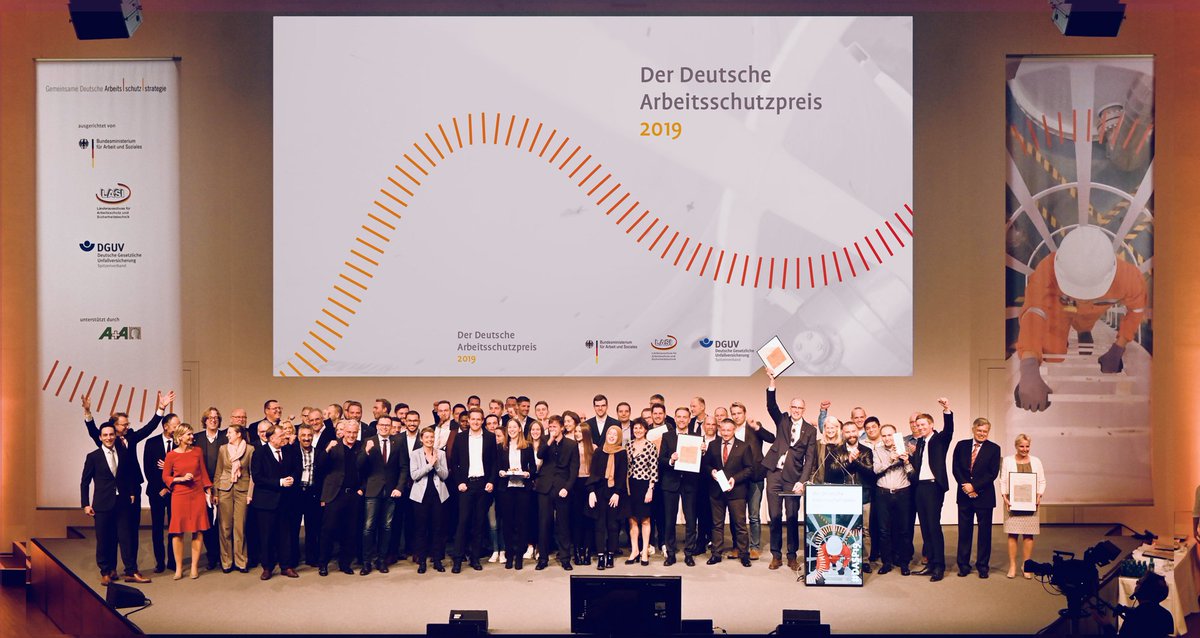 BMAS_Bund's tweet image. Wir gratulieren den Gewinnern des #Arbeitsschutzpreis 2019! Sie alle haben vorbildhafte technische, strategische, organisatorische &amp;amp; kulturelle Lösungen rund um #Sicherheit &amp;amp; #Gesundheit bei der #Arbeit gefunden. Herzlichen Glückwunsch! #DASP19 #Arbeitsschutz #AplusA19 @DASP_News
