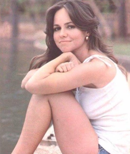 Happy 73rd birthday, Sally Field 

Picture taken in 1977 