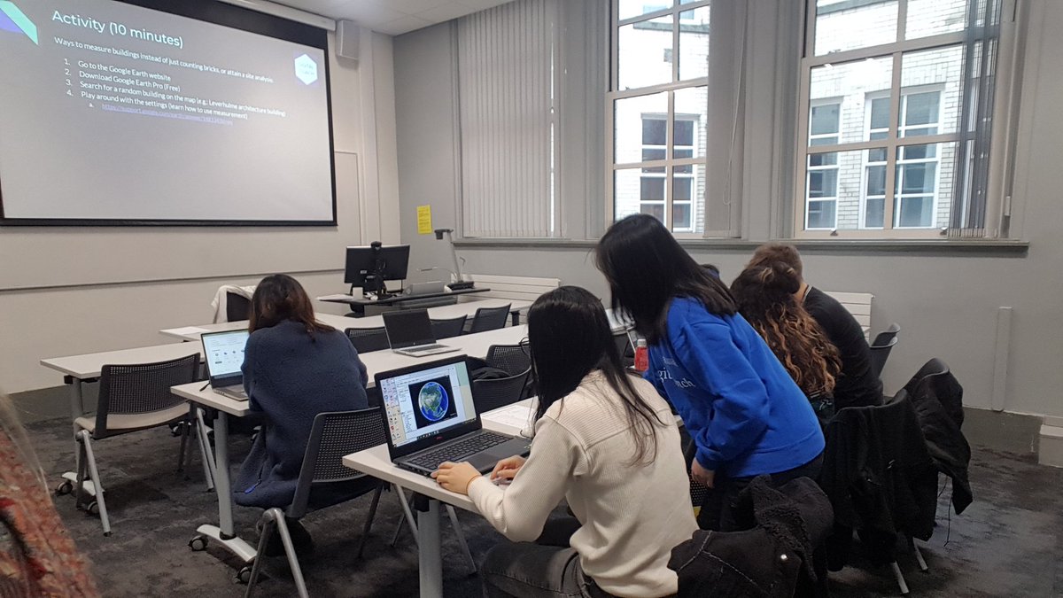 Digital Coach <a href="/brellaine/">Brellaine Borbon</a> sharing digital skills with fellow architecture students. This group of students are so engaged 😍 #peer2peer #LivUniDigital