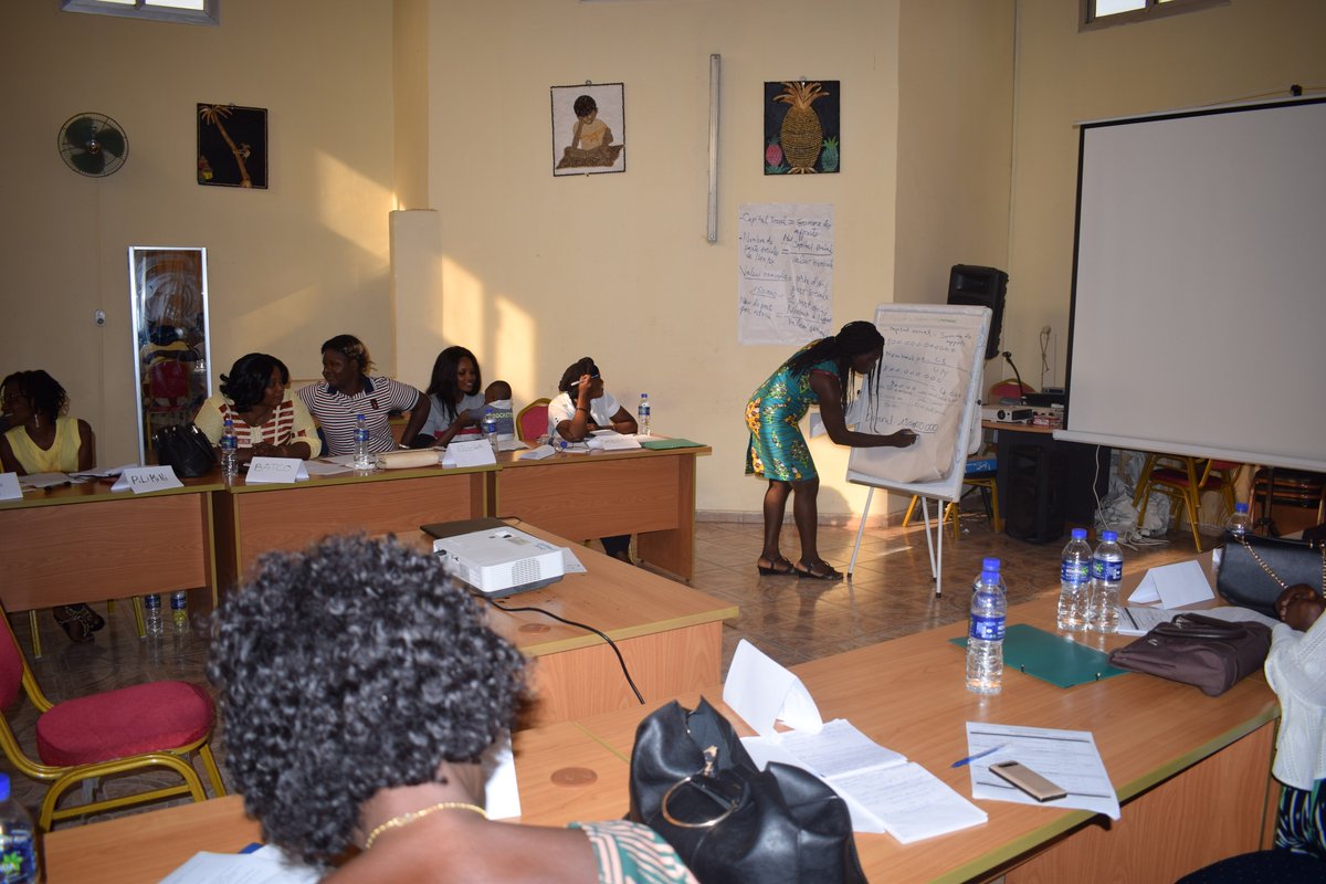 YouthconnektGN's tweet photo. ENTREPRENEURIAT 👩‍🦰 DU DIGITAL 📲
Sous l'égide du @MJEJGUINEE  @PNUDGuinee @APIP_Guinee et @YouthconnektGN  boostent les compétences de 25 femmes journalistes en esprit d'entreprise cette semaine à Kindia.
✅Elles deviendront les relais digitaux de la communauté @YouthconnektGN https://t.co/t71yOwlKbI
