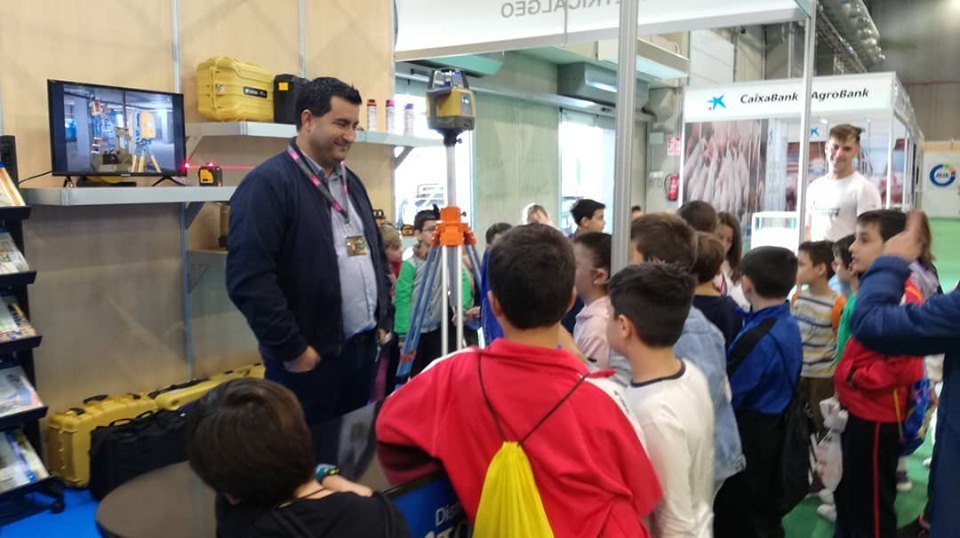MetricalGeo's tweet photo. Los niños también nos visitan hoy en #Sepor2019, y nosotros encantados de tenerlos en nuestro stand para contestar a todas sus curiosas preguntas 👨‍👧‍👦🛰👍🏼 https://t.co/xHBlgMbek5
