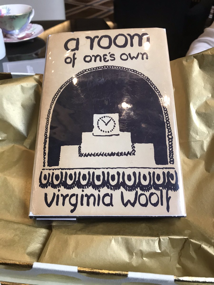 RuchiraAGupta's tweet photo. A #book I love #virginiaWoolf #ARoomofOne’sOwn #TuesdayThoughts #booklovers https://t.co/x70RRVmkTJ