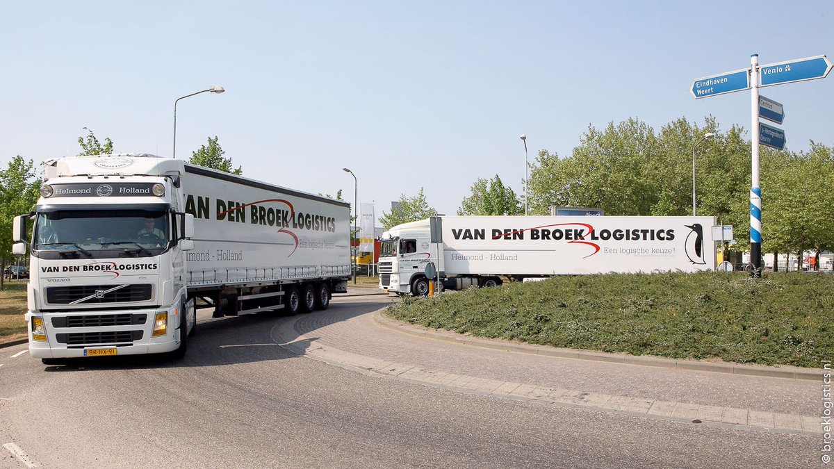 eyointeractive's tweet photo. Van den Broek Logistics, één van Helmonds mooiste bedrijven, kiest ook voor #narrowcasting van #socialscreens. @Broeklogistics krijgt o.m. de unieke #solar module en de Verkeersmodule die de chauffeurs op fraaie wijze van de actuele #verkeersinformatie op de hoogte zal stellen. https://t.co/ZJCYCtCnvi