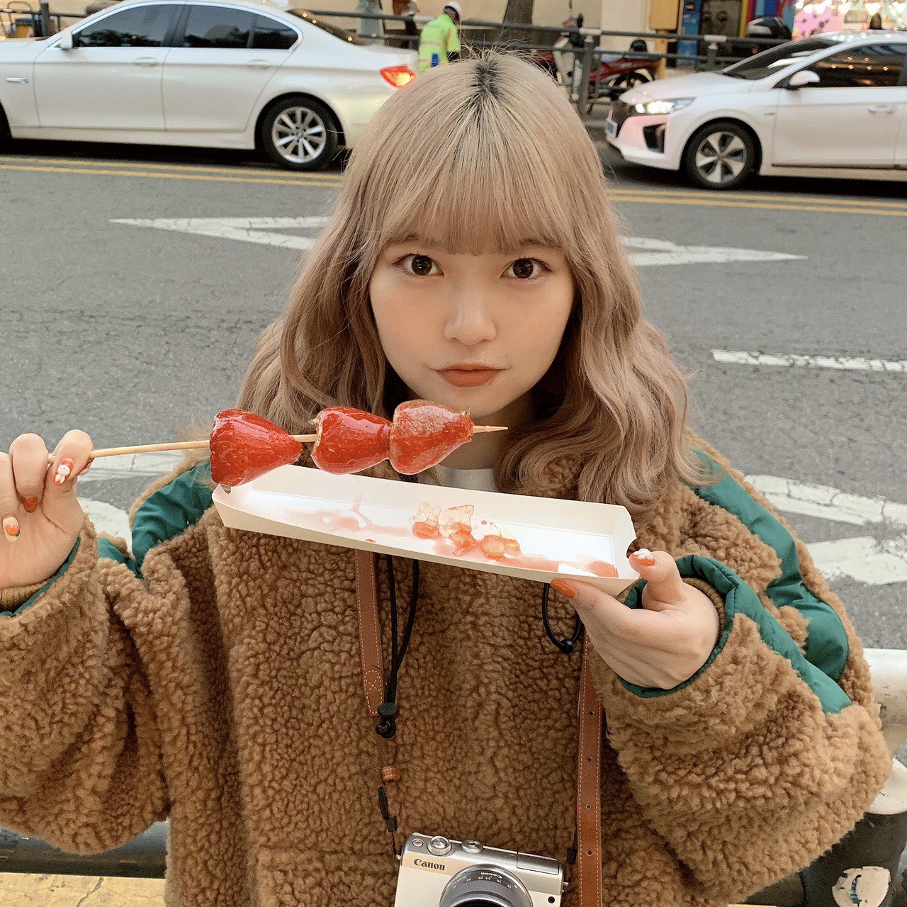 古関れん على تويتر 17歳 24歳 顔のお肉が減ってパーツがはっきりしたし 自分に似合う色味を理解したメイクができるようになってだいぶ 垢抜けたな 自分と向き合ってなにが自分に似合うのか知ることが1番大きいと思う 食べ物どっちも持ってんのウケる 垢抜け