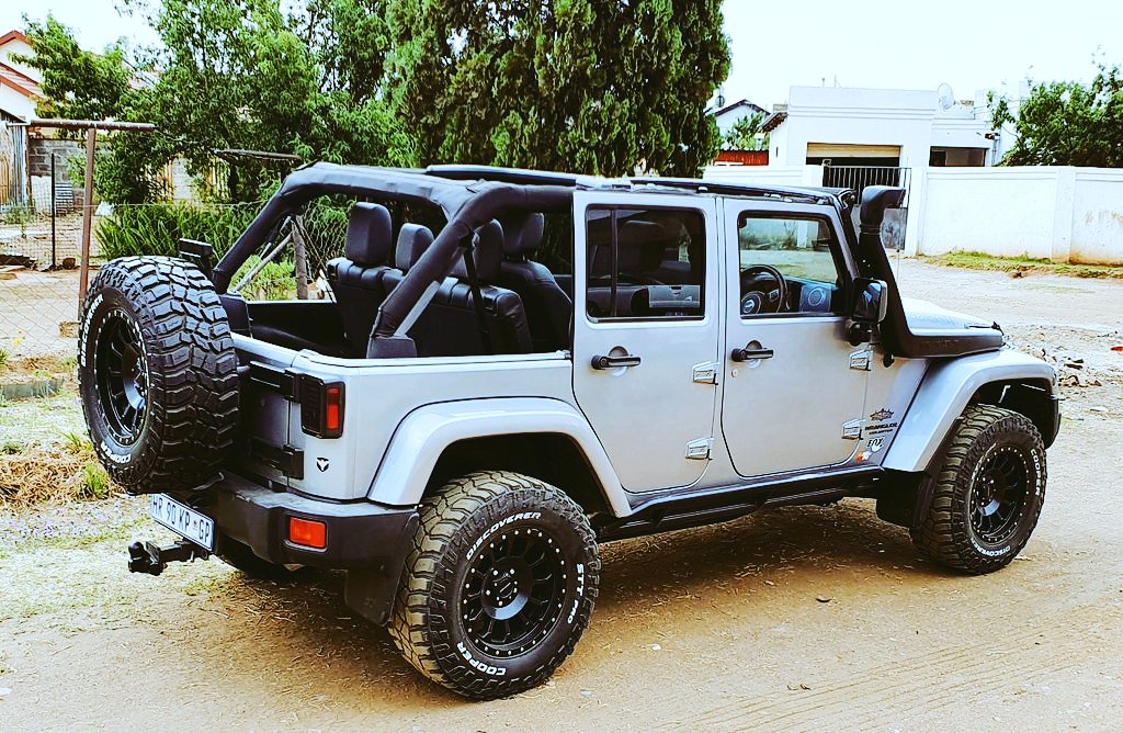 Cya_Mamba's tweet photo. So in love with my car @Jeep @alljeepev_ @_JeepsDaily #LiveWithoutLimits 🚙💨🔥🔥🔥 https://t.co/39N2f34dCS
