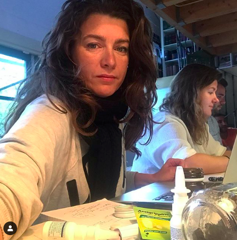 Woke up like this. Wallen. Check. Keelpijn. Check. DUS: Antigrippine. Check. Strepsils. Check. MAAR. Dat mag de pret niet drukken. Want vanavond zitten ik en mijn bacillen lekker tussen vriendinnen <a href="/RoxeanneHazes/">Roxeanne Hazes</a> <a href="/TjitskeReidinga/">Tjitske Reidinga</a> en <a href="/scheulderman75/">Antoinnette Scheulderman</a> (...)